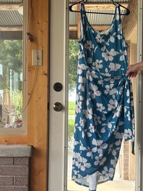 Emery Rose - Blue Floral Tie-Waist Sleeveless Dress